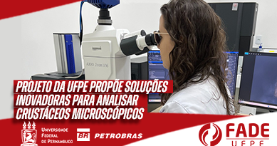 Foto de mulher de cabelos escuros vestida de jaleco olhando microscópio com o texto "Projeto da UFPE propões soluções inovadoras para analisar crustáceos microscópicos" e logos da UFPE, Petrobras e Fade-UFPE.